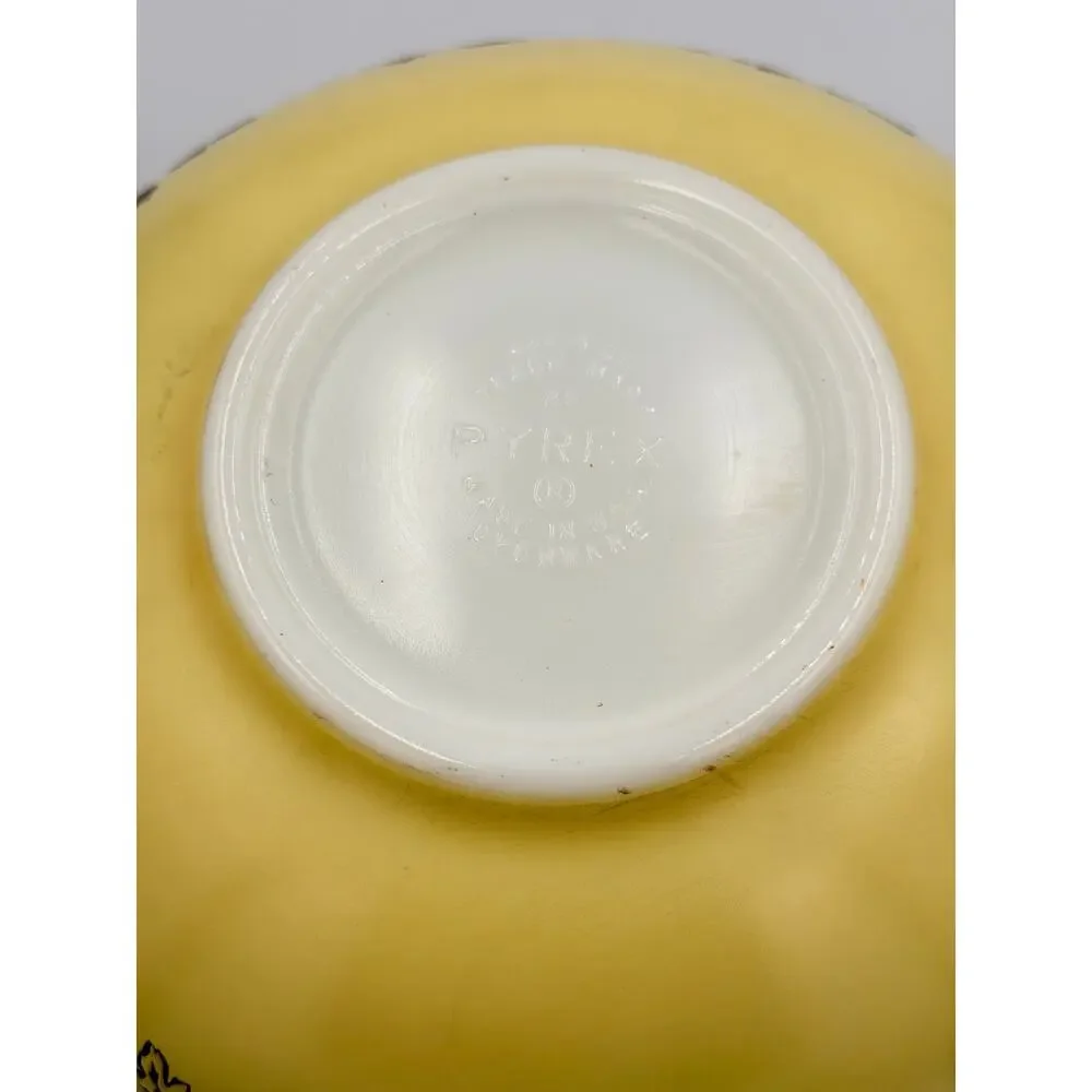 Vintage Pyrex Gooseberry Yellow White Black Cinderella Mixing Bowl 2pc Set